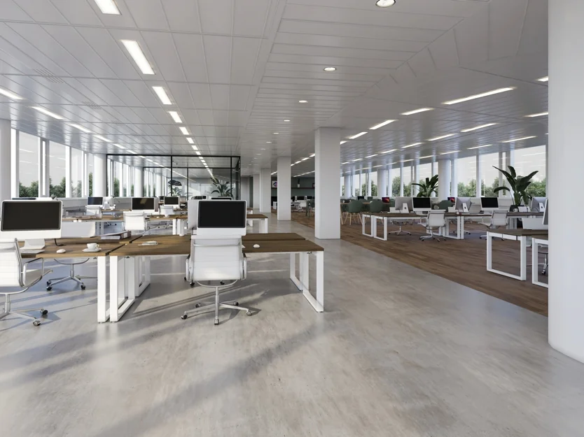 Moderne, open kantoorruimte aan de Europalaan met meerdere werkplekken, witte bureaustoelen en grote ramen.