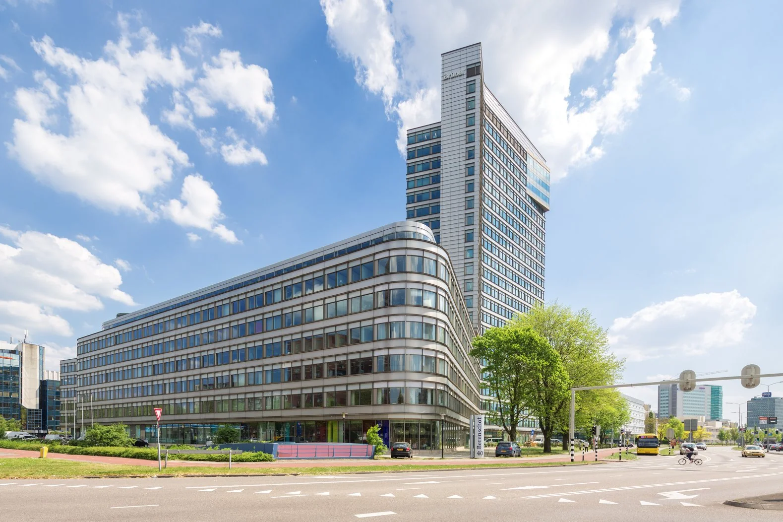 Kantoorgebouw aan de Europalaan in Utrecht met moderne architectuur en een hoge toren op de achtergrond.