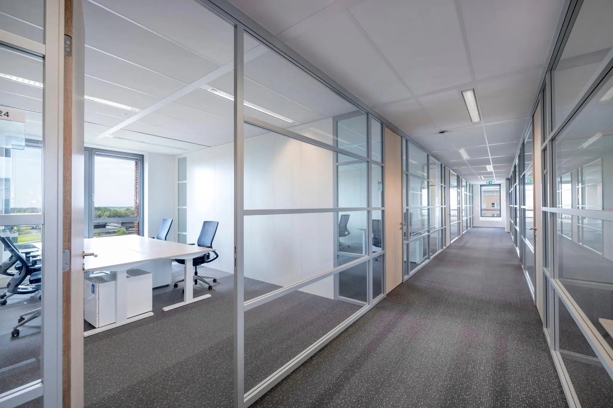 Moderne kantoorruimte aan de Mercatorlaan met glazen wanden en uitzicht naar buiten.