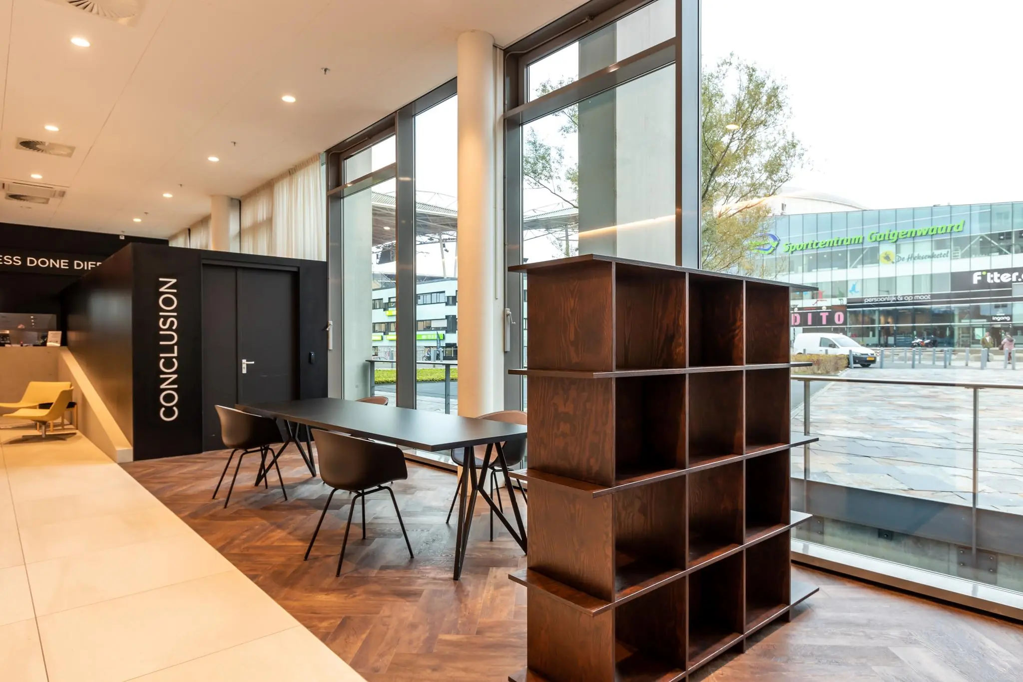 Moderne kantoorlobby aan het Herculesplein met zicht op Sportcentrum Galgenwaard.