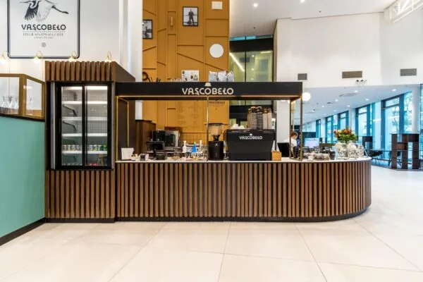 Moderne koffiebalie van Vascobelo in een lichte en strak vormgegeven lobby aan het Herculesplein.