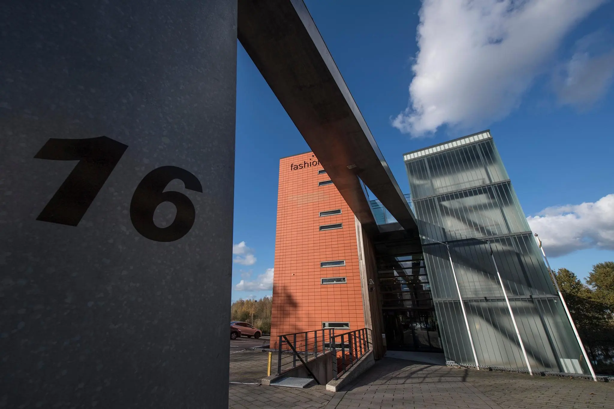 Moderne kantoorgebouwen aan de Fokkerstraat met het nummer 76 duidelijk zichtbaar op de voorgrond.