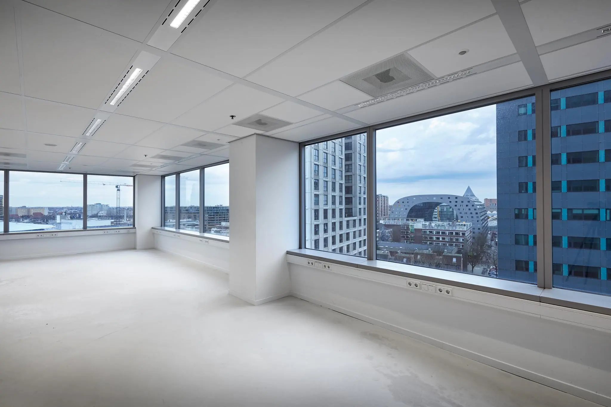 Leeg kantoorpand met uitzicht op de Markthal in Rotterdam.