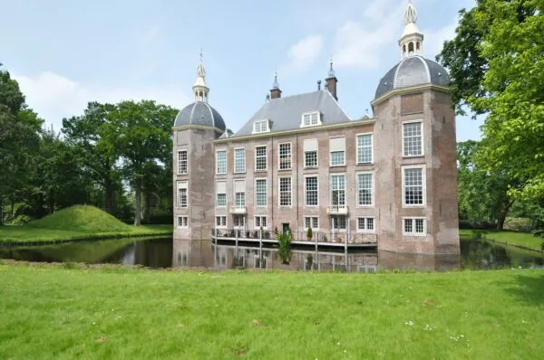 Kasteel met twee koepeltorens, omgeven door een gracht en gelegen aan de Kasteellaan.