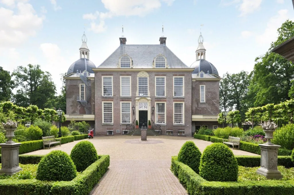 Voorgevel van Kasteel Kasteellaan met symmetrische tuin en buxushagen.