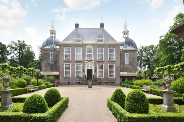 Voorgevel van Kasteel Kasteellaan met symmetrische tuin en buxushagen.