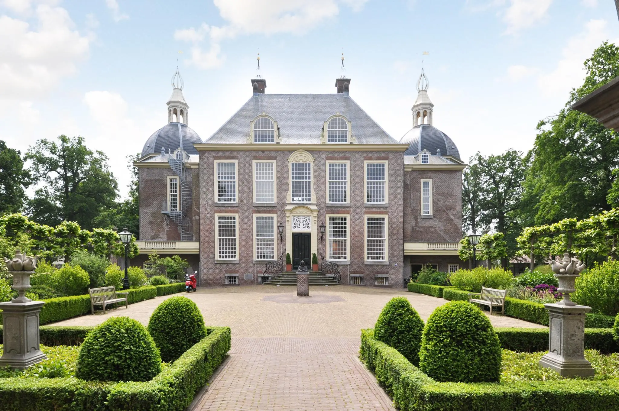 Voorgevel van Kasteel Kasteellaan met symmetrische tuin en buxushagen.