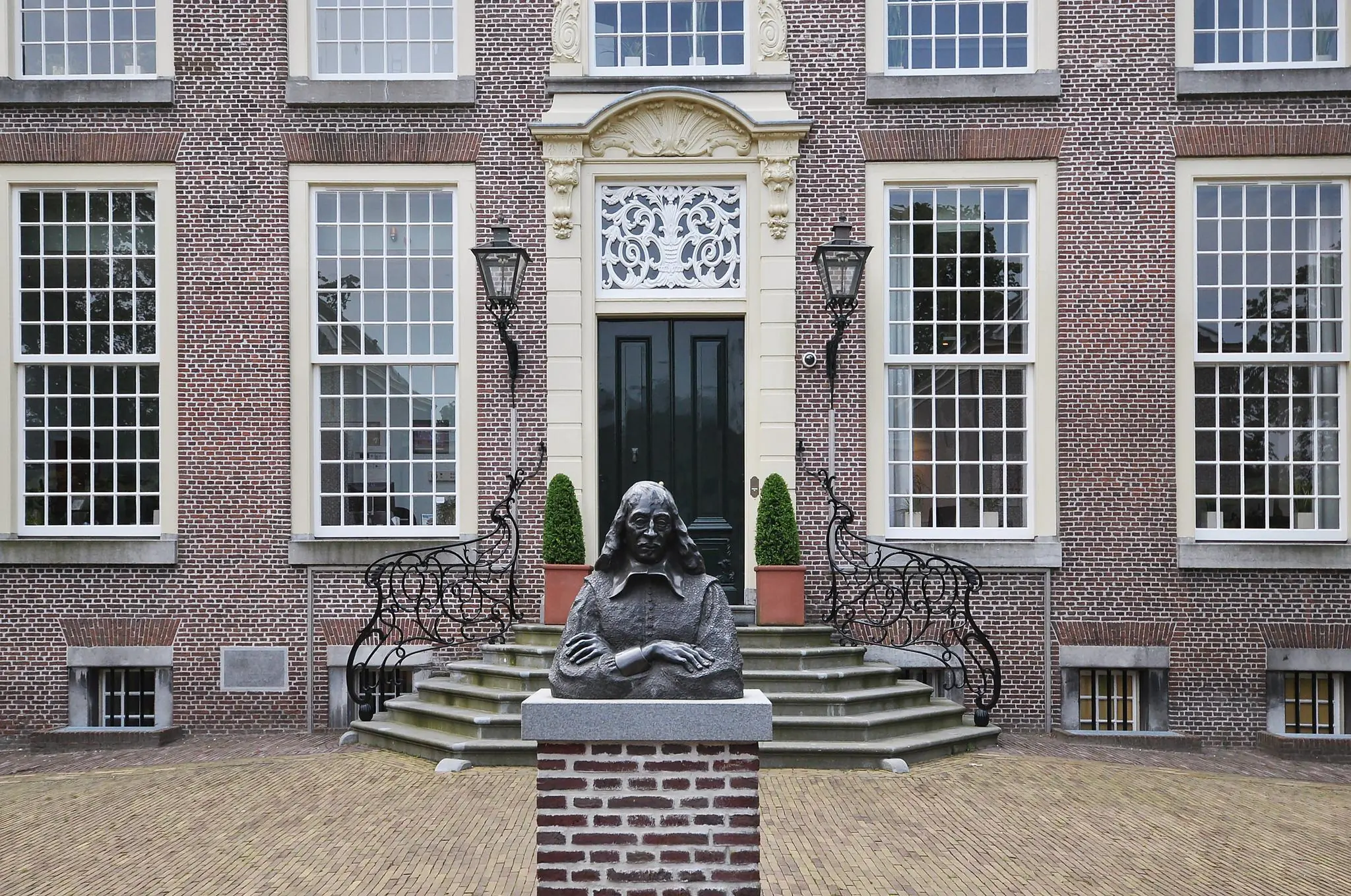 Beeld van een standbeeld voor een monumentale entree van een gebouw aan de Kasteellaan.