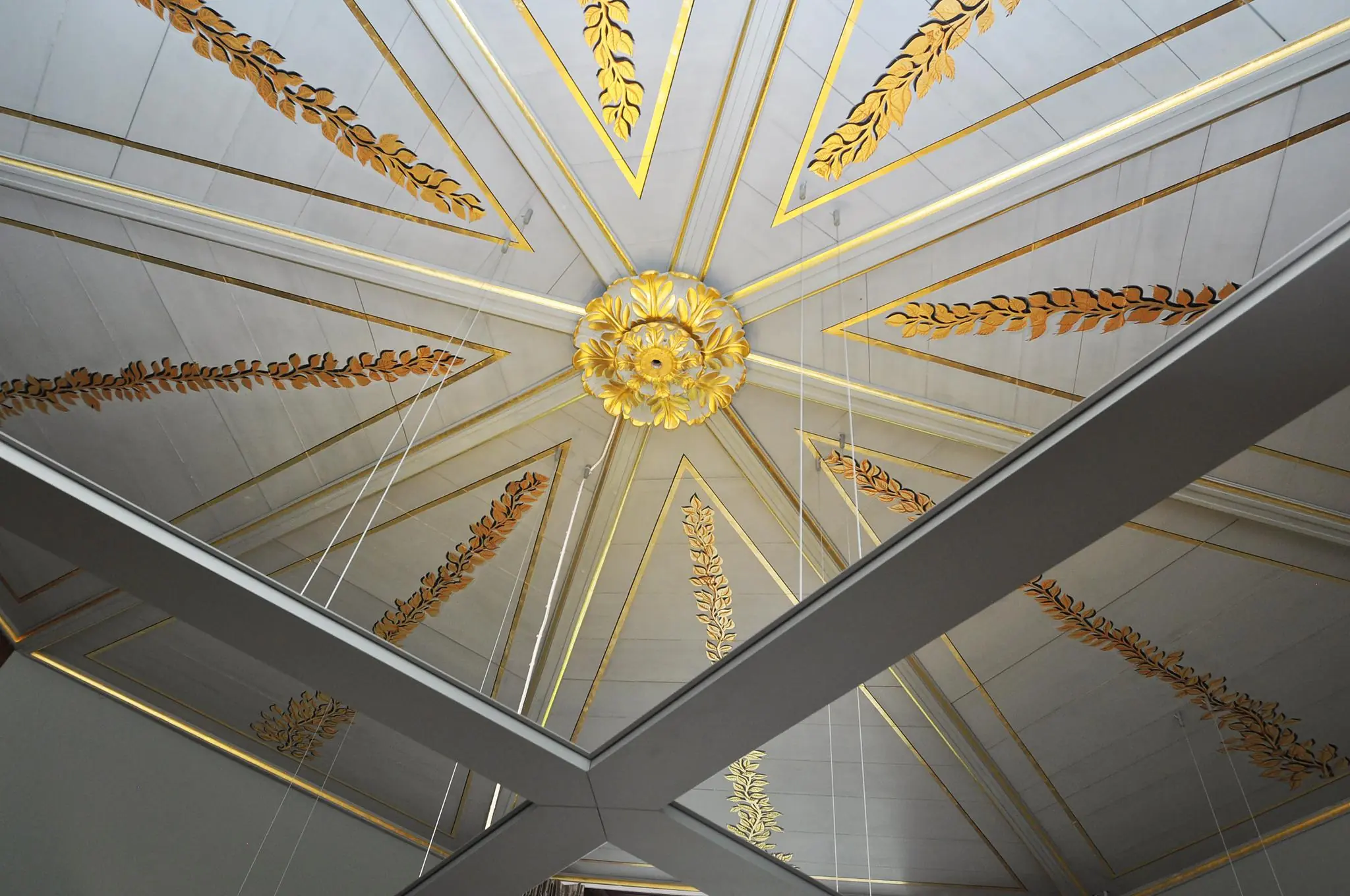 Versierde plafondkoepel met gouden ornamenten en een centrale rozet in Kasteellaan.