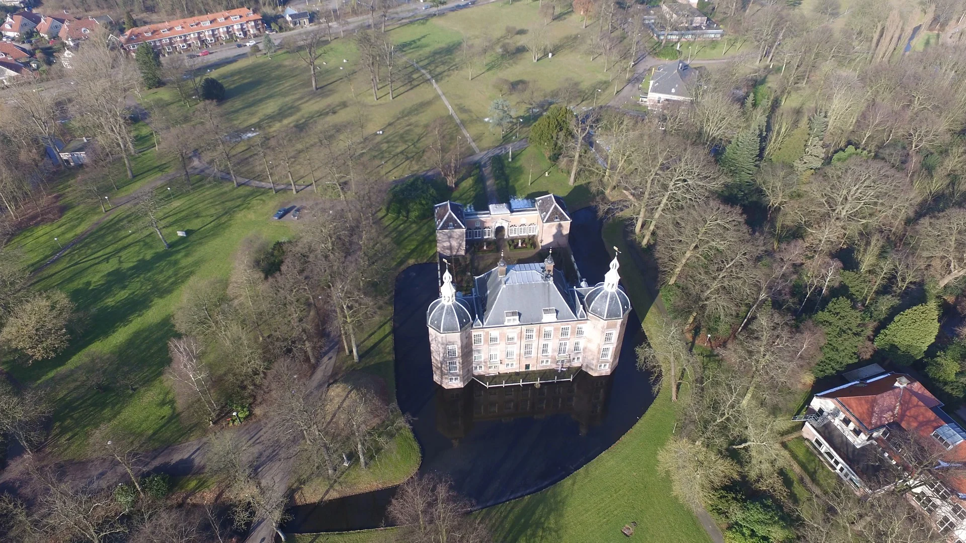 Luchtfoto van Kasteel Kasteellaan, omgeven door een gracht en parkachtig landschap.