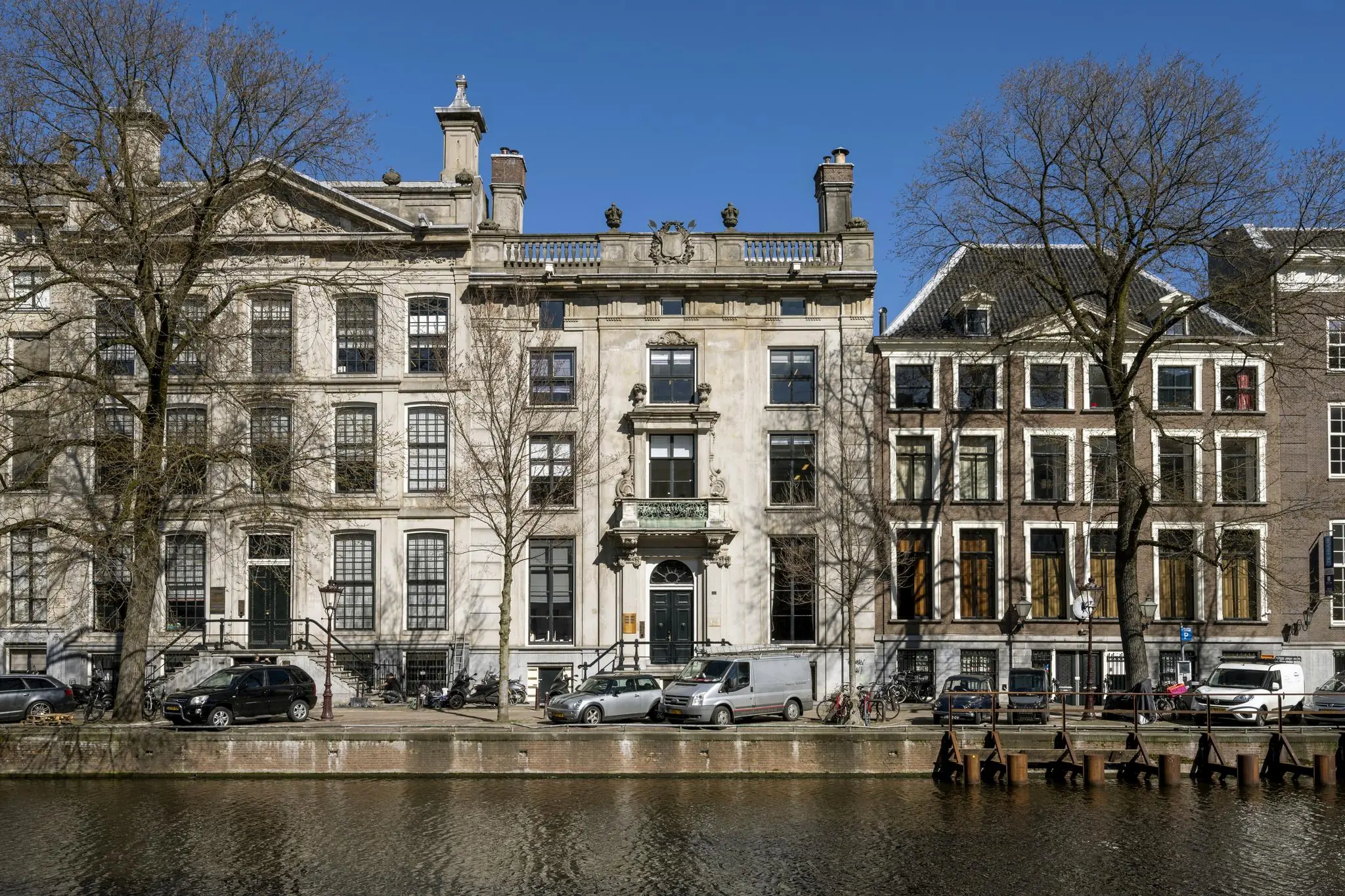 Monumentale grachtenpanden aan de Herengracht in Amsterdam bij helder weer.