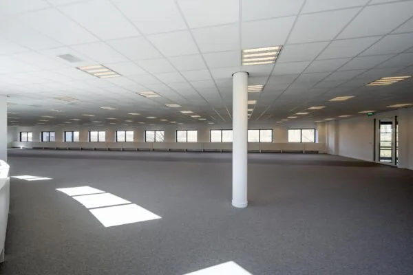 Ruime, lege kantoorruimte aan de Wegalaan met veel ramen en systeemplafond.