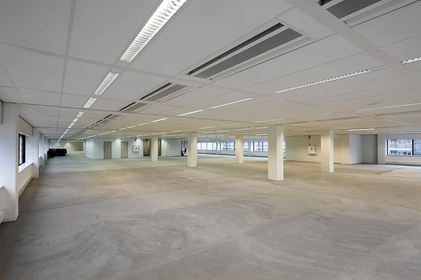 Lege, gerenoveerde kantoorruimte aan het Weena-Zuid met systeemplafond en grote raampartijen.