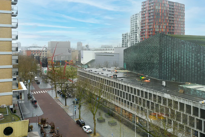 Stadsgezicht van Weena-Zuid in Rotterdam met moderne hoogbouw, het groene dak van het voormalige ABN AMRO-gebouw en de Doelen.