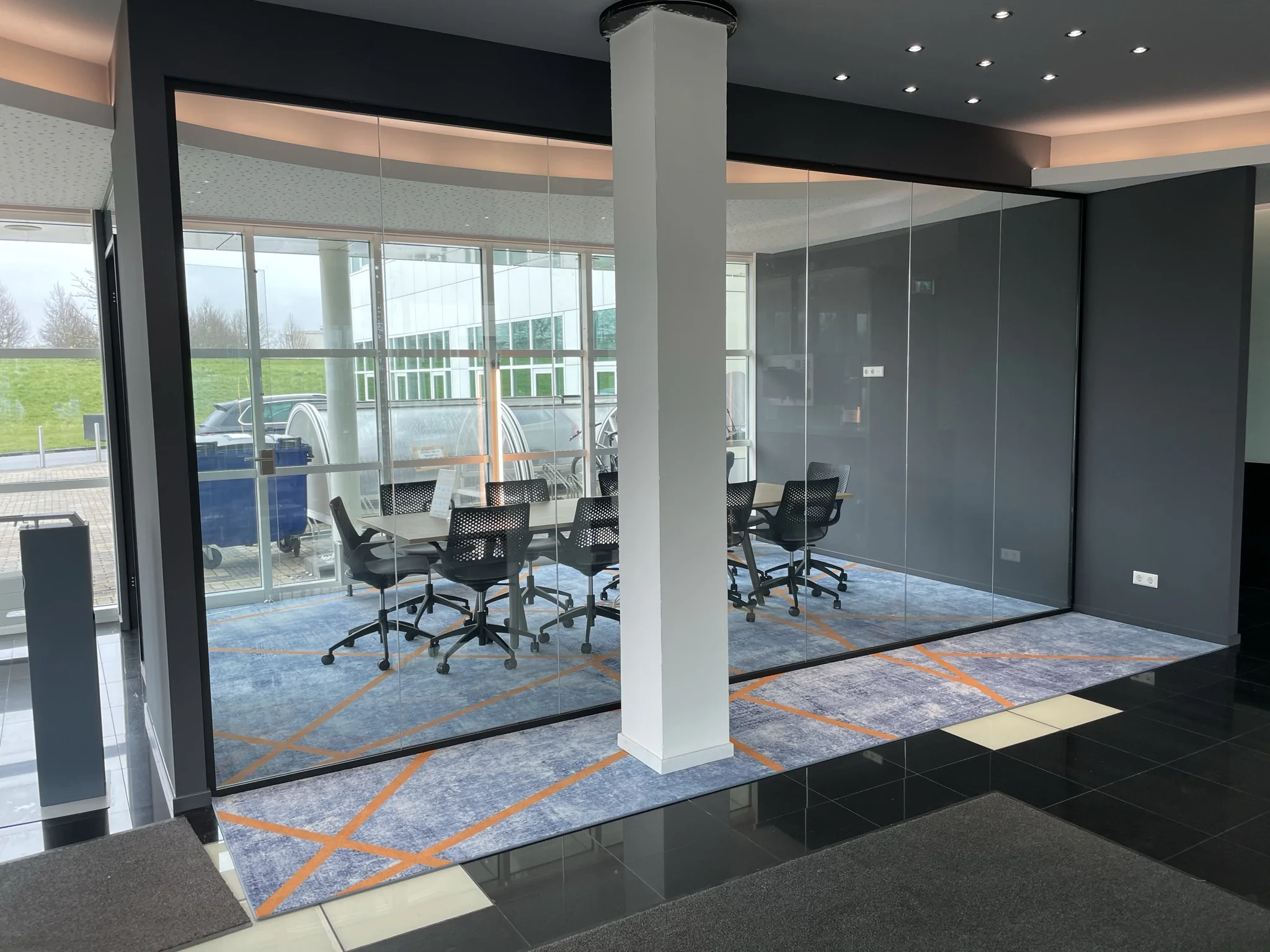 Glazen vergaderruimte met moderne inrichting in het Rhijnspoor-gebouw.