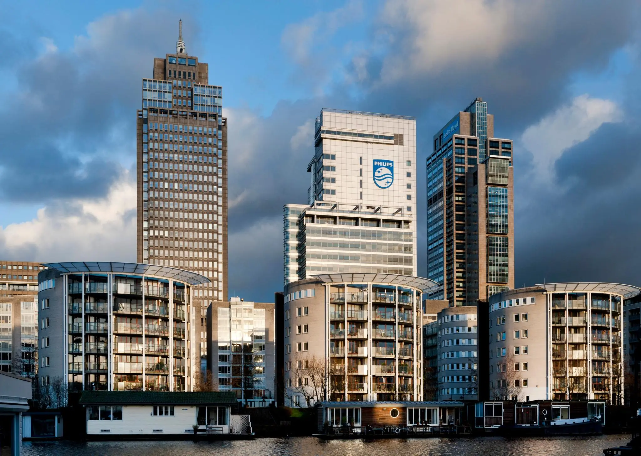Skyline van het Amstelplein in Amsterdam met moderne hoogbouw en woontorens aan het water.