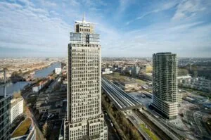 Luchtfoto van Amstelplein in Amsterdam met het kantoorgebouw Rembrandt Tower, het Amstelstation en omliggende hoogbouw.