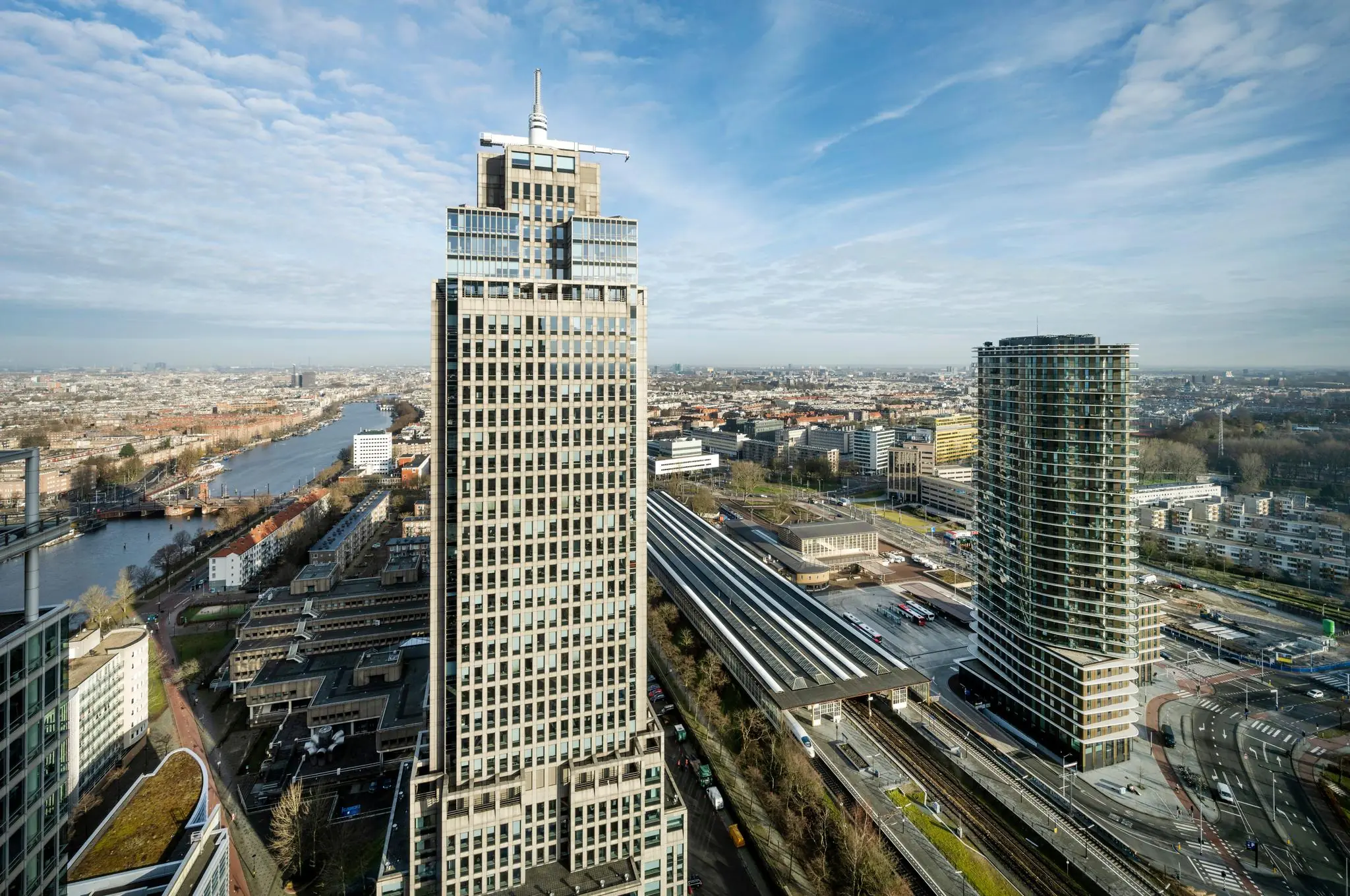 Luchtfoto van Amstelplein in Amsterdam met het kantoorgebouw Rembrandt Tower, het Amstelstation en omliggende hoogbouw.