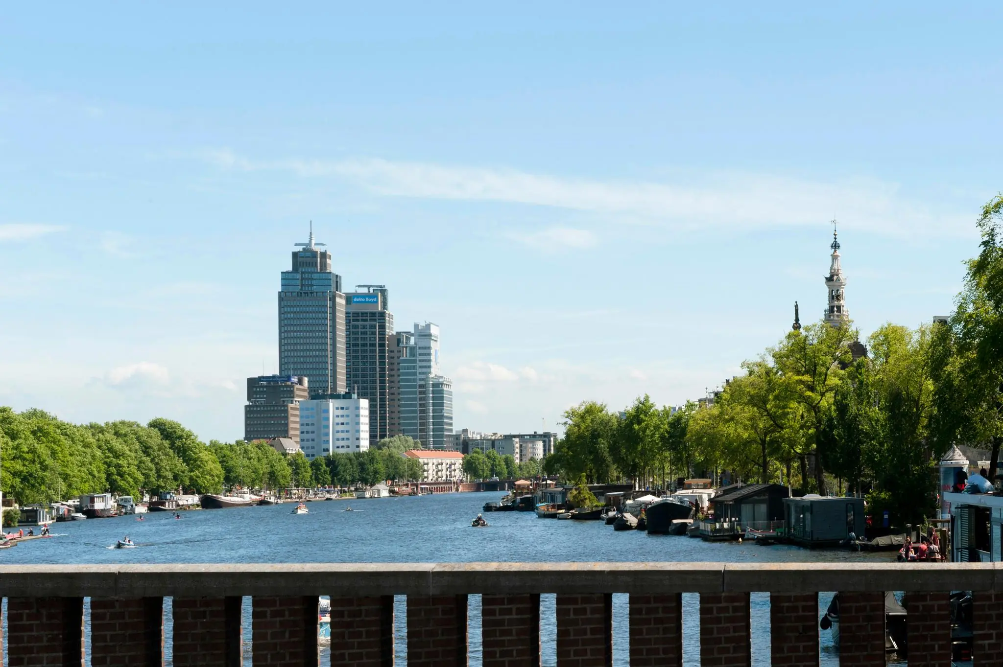 Uitzicht over de Amstel met op de achtergrond de kantoorgebouwen van het Amstelplein in Amsterdam.
