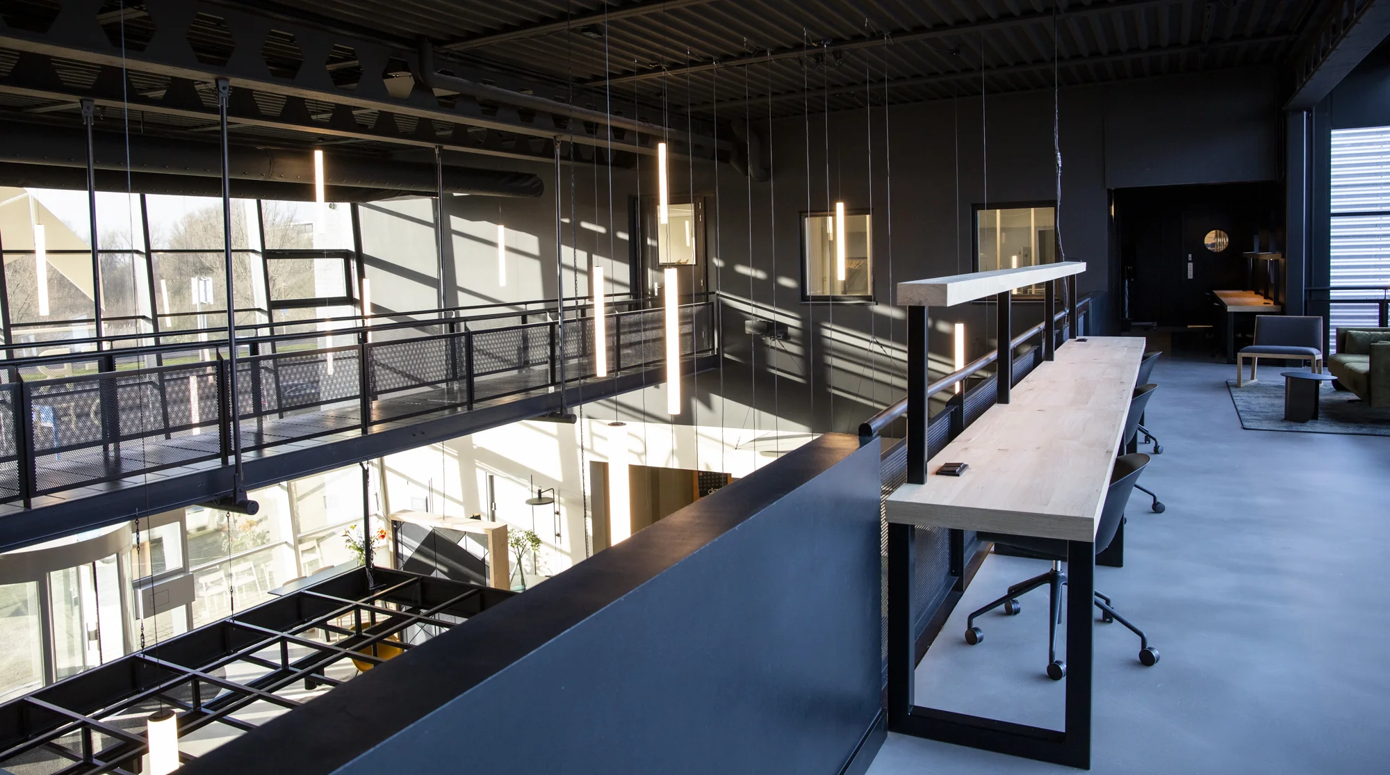 Moderne kantoorruimte aan de Atoomweg met hoog plafond, industriële details en open werkplekken.