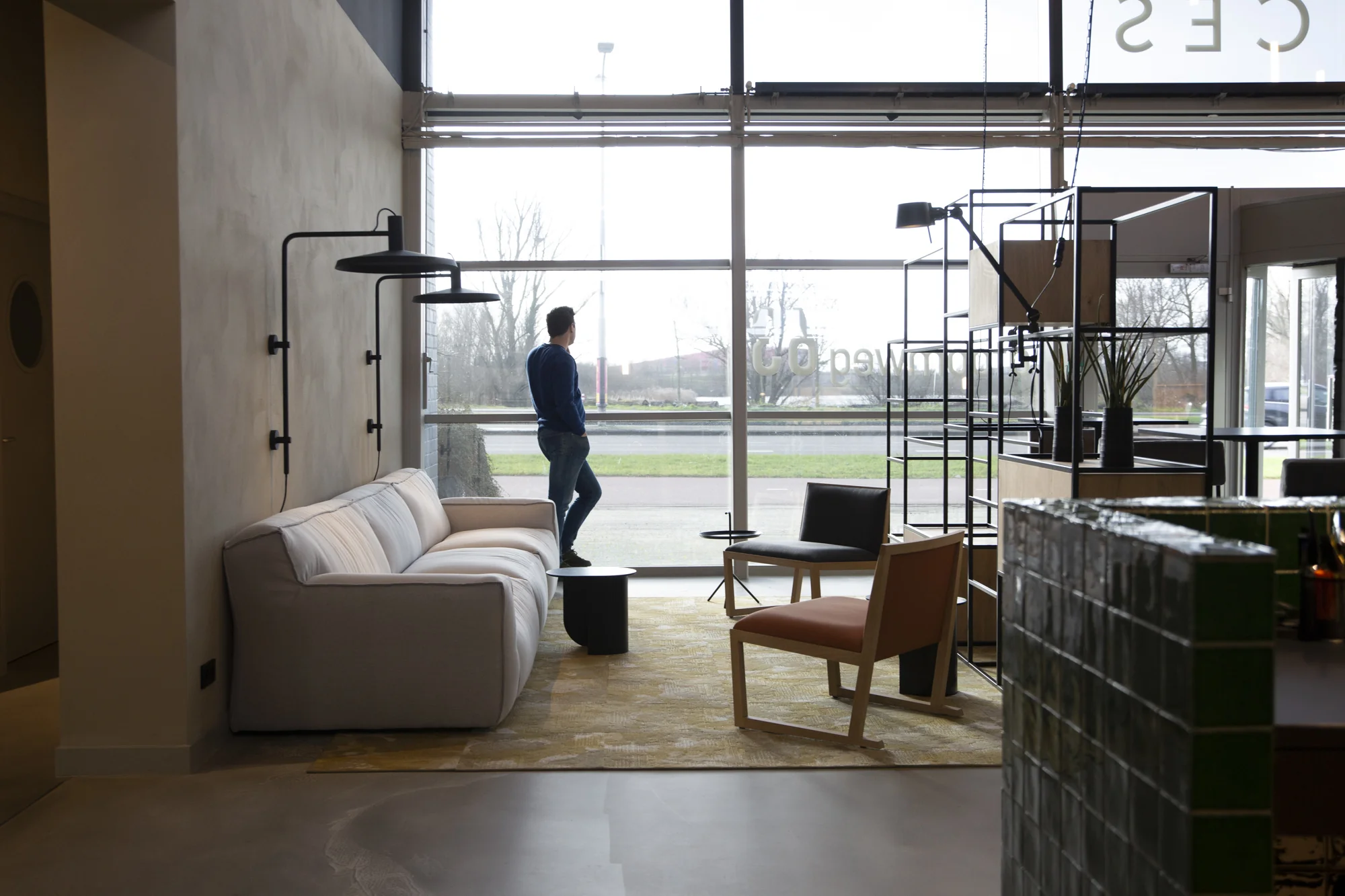 Man kijkt naar buiten vanuit een modern ingerichte wachtruimte aan de Atoomweg.