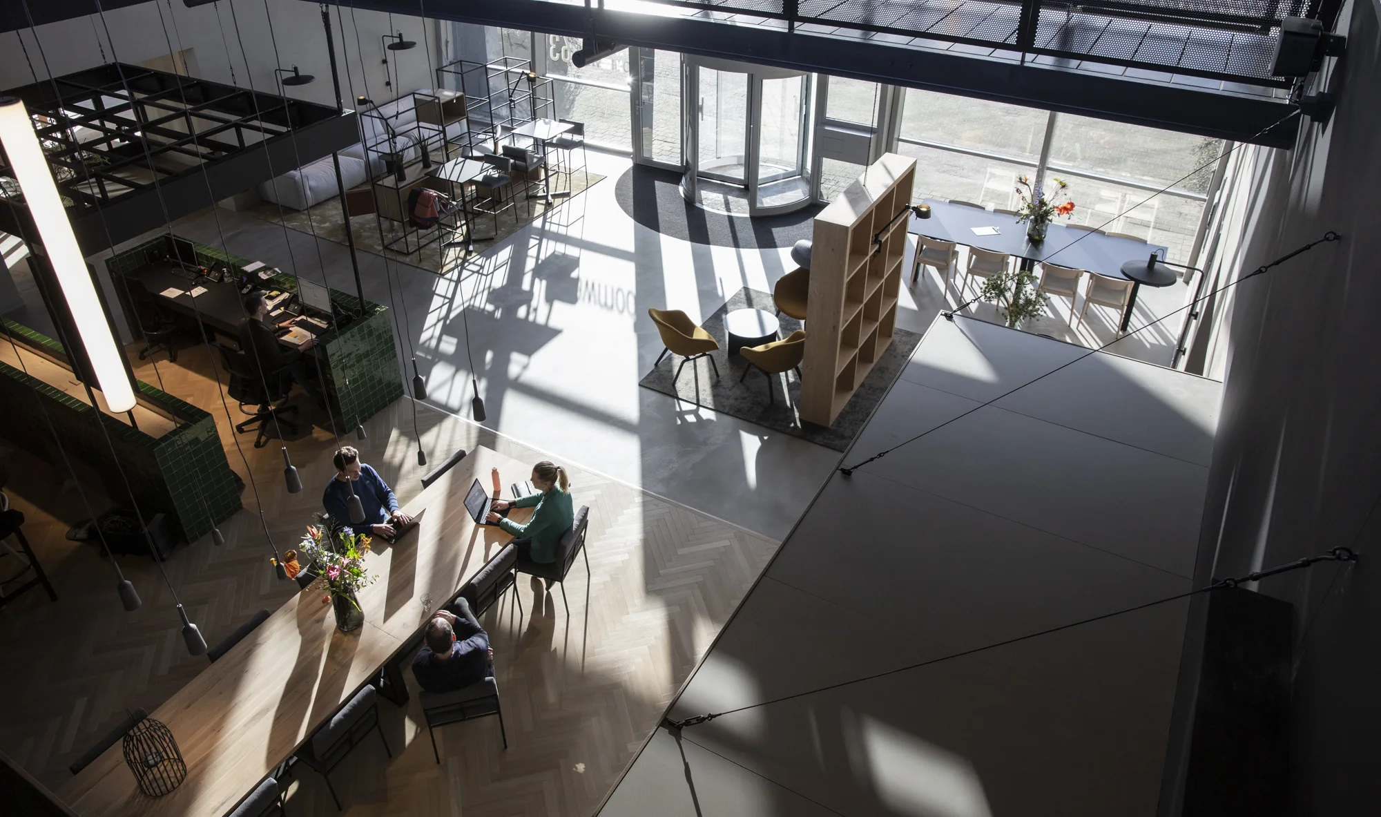 Moderne, ruimtelijke kantoorruimte aan de Atoomweg met werkplekken, zitgedeelten en natuurlijk licht.