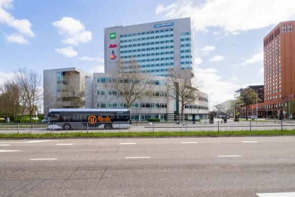 Kantoorgebouw aan de Winthontlaan in Utrecht met U-link bus op de voorgrond.