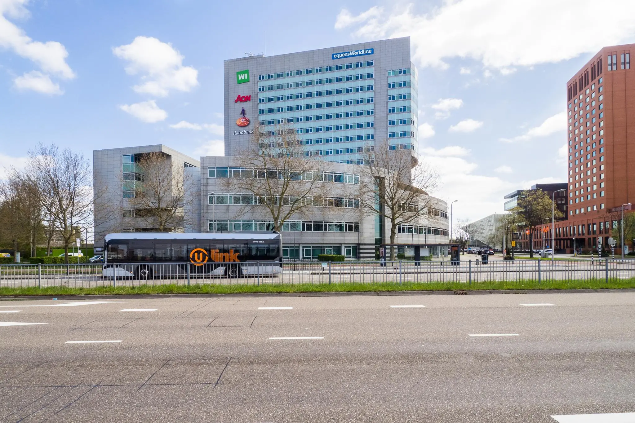 Kantoorgebouw aan de Winthontlaan in Utrecht met U-link bus op de voorgrond.