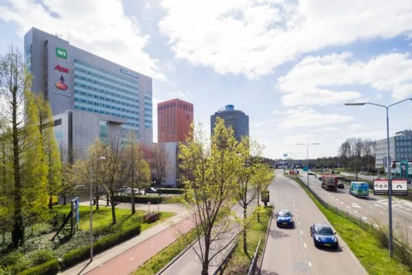 Zakengebouwen aan de Winthontlaan in Utrecht met auto's op een drukke weg op de voorgrond.
