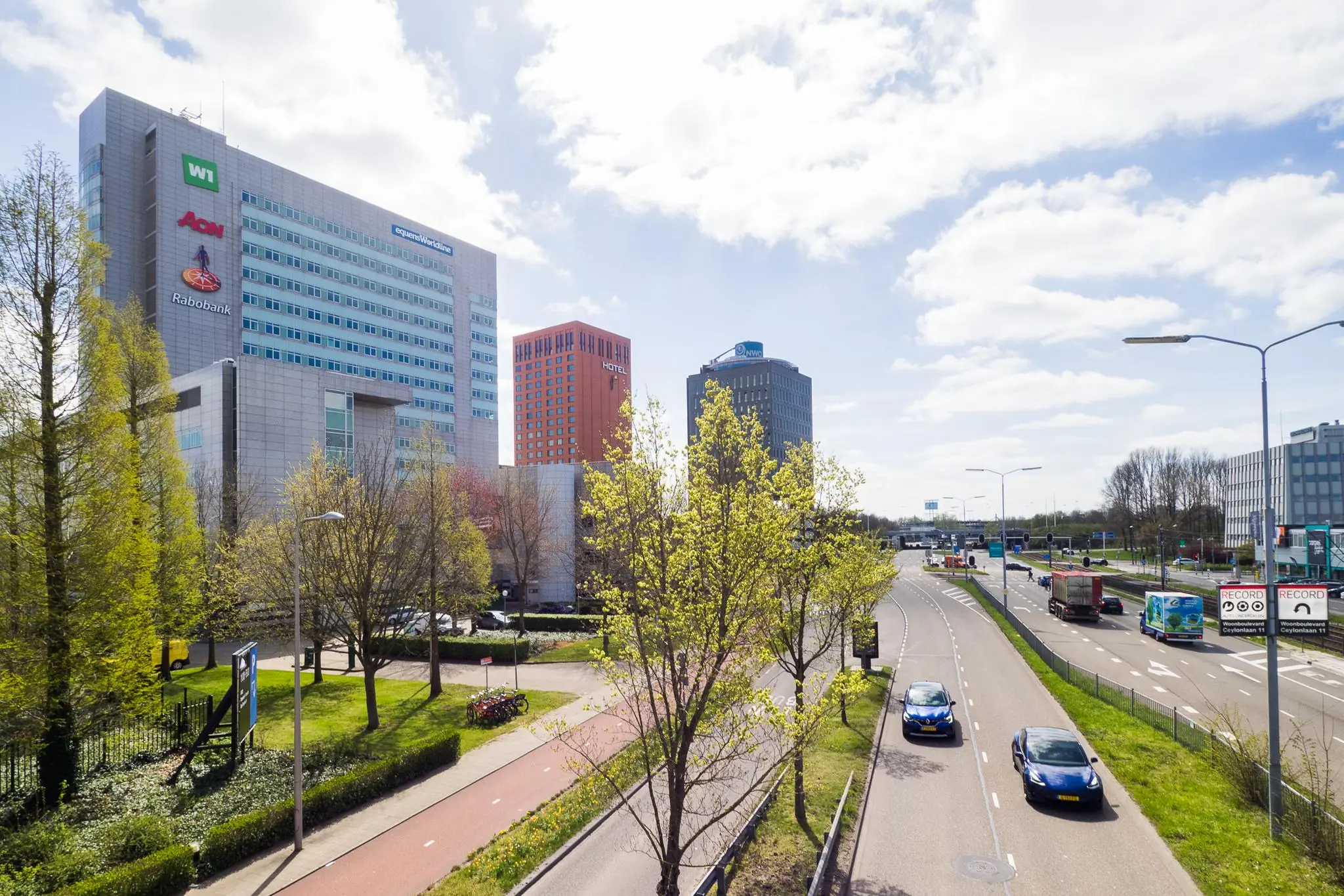 Zakengebouwen aan de Winthontlaan in Utrecht met auto's op een drukke weg op de voorgrond.