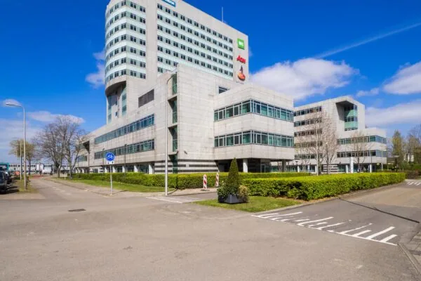 Modern kantoorgebouw aan de Winthontlaan in Utrecht met logo’s van bedrijven zoals Aon en Heineken.