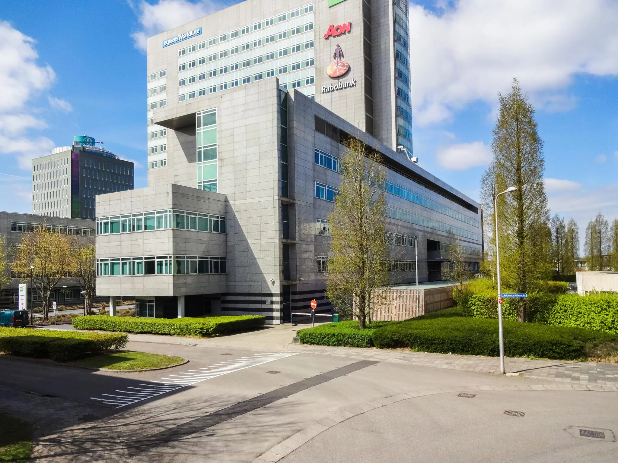 Kantoorgebouw aan de Winthontlaan in Utrecht met logo’s van Rabobank, Aon en Sykes.