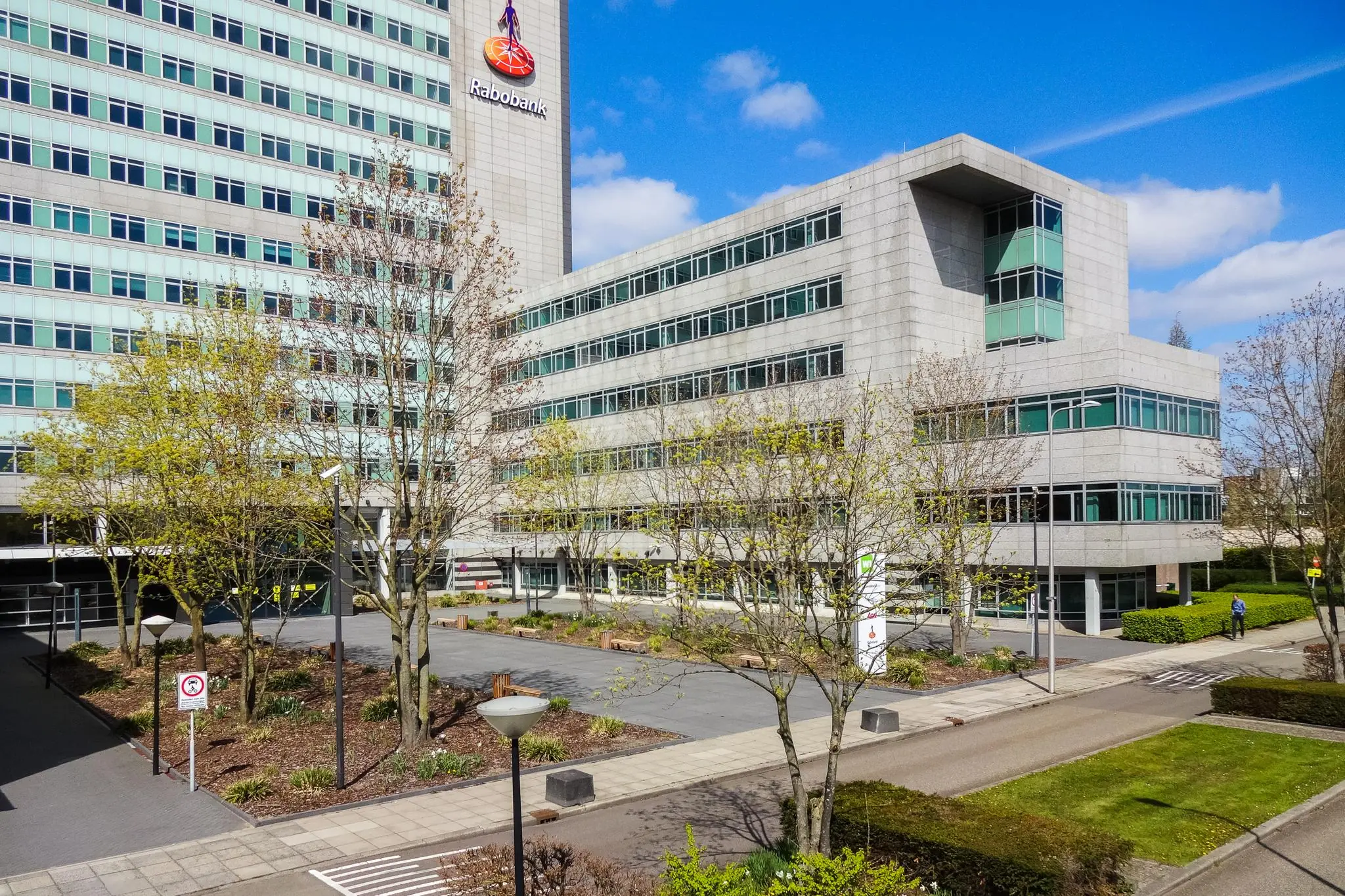 Kantoorcomplex van Rabobank aan de Winthontlaan in Utrecht, omgeven door bomen en bestrating.