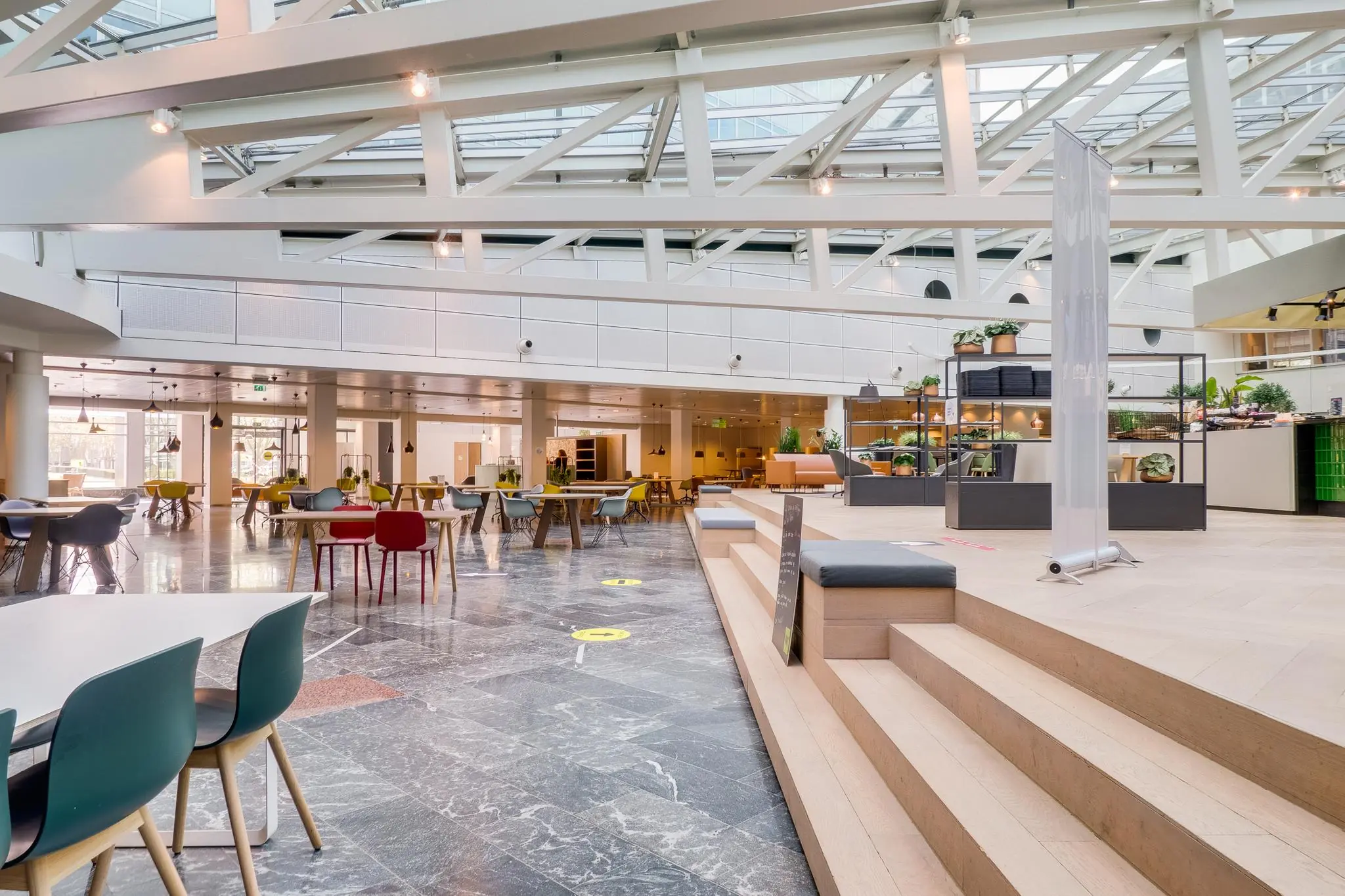 Moderne en lichte kantoorlobby aan de Winthontlaan met zitgedeelte, vergadertafels en planten.