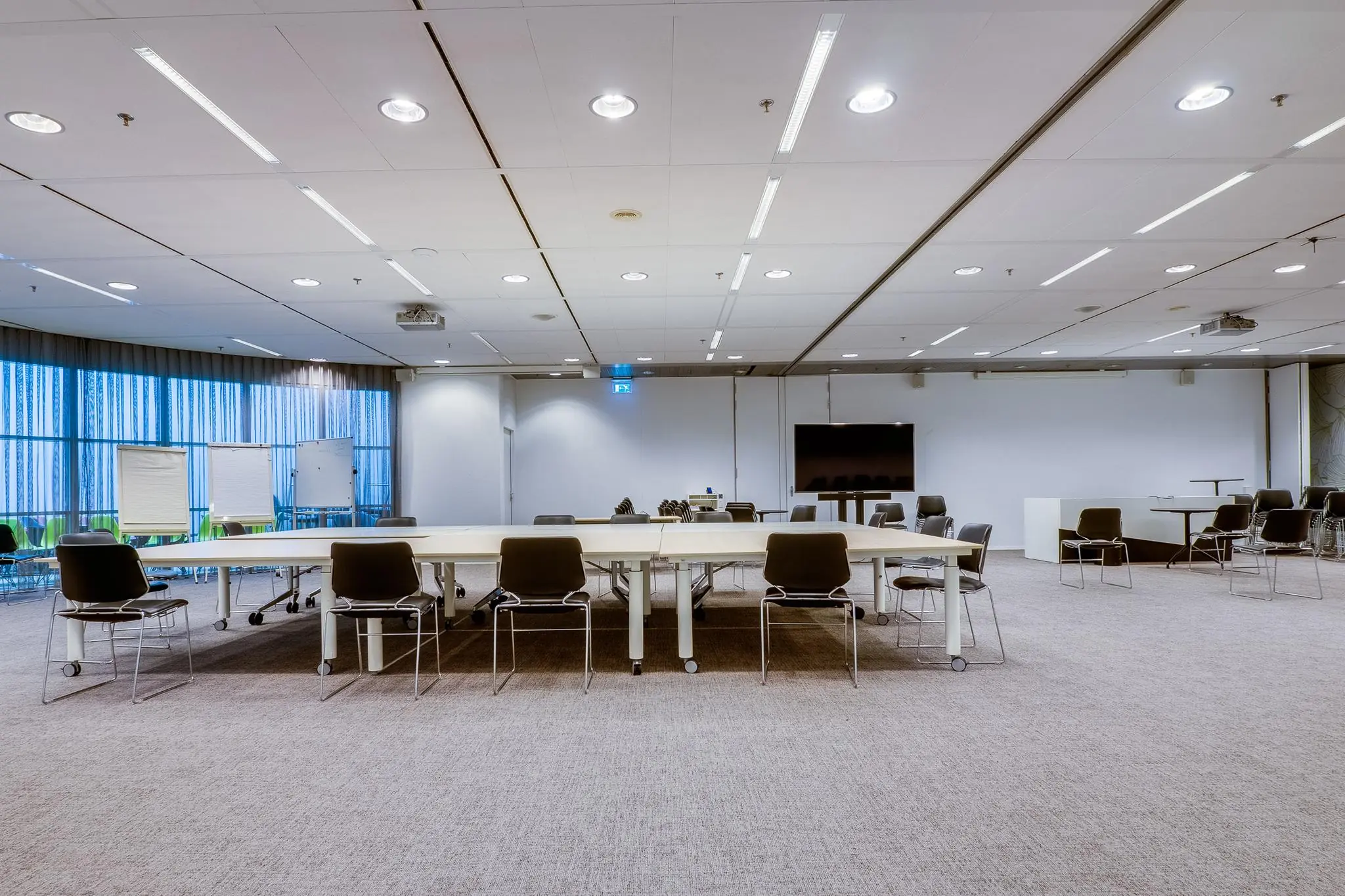 Moderne vergaderruimte aan de Winthontlaan met verrijdbare tafels, stoelen en presentatiemiddelen.