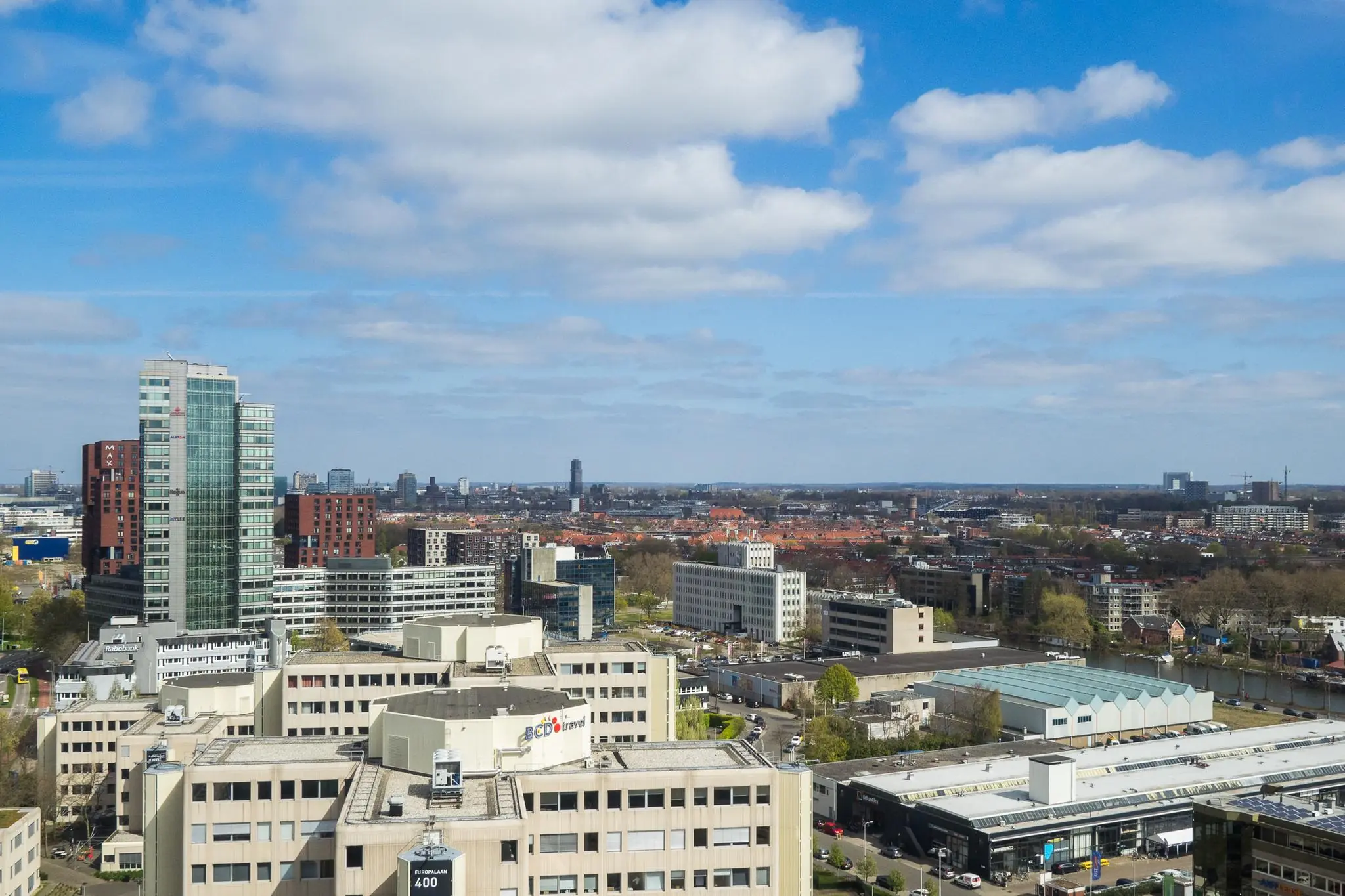 Luchtfoto van de Winthontlaan in Utrecht met kantoorpanden, hoge woontorens en uitzicht over de stad.