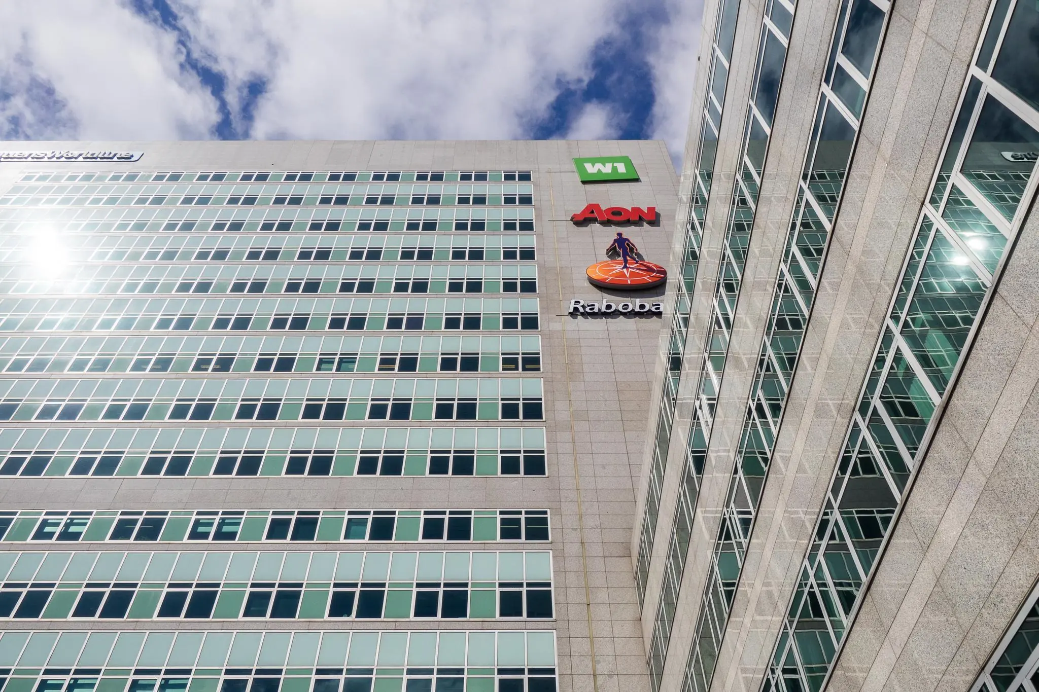 Kantoorgebouw aan de Winthontlaan met logo's van W1, Aon en Rabobank op de gevel.