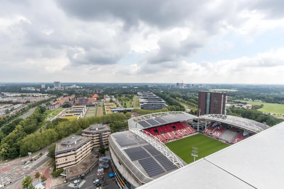 Luchtzicht op Stadion Galgenwaard in Utrecht met omliggende gebouwen en groen rond het Herculesplein.