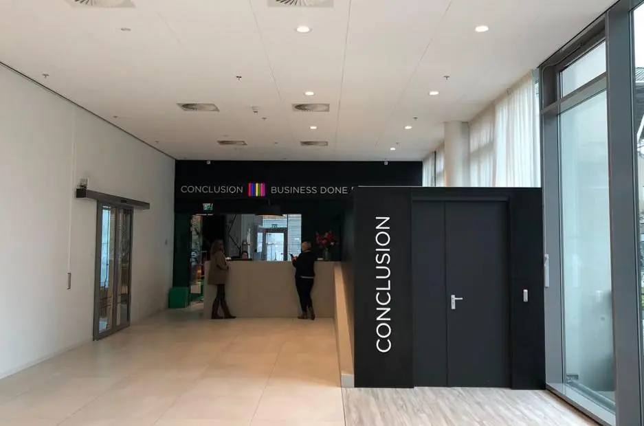 Ingang en receptie van het kantoorgebouw van Conclusion aan het Herculesplein.