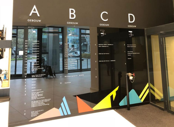 Informatiebord in de hal van Herculesplein met bedrijfsnamen en verdiepingsindeling voor gebouwen A, B, C en D.