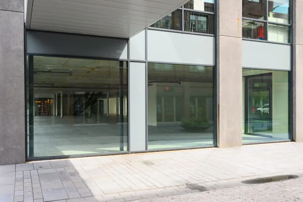 Moderne glazen gevel van een leegstaand winkel- of kantoorpand aan de Haastrechtstraat.