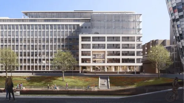 Modern kantoorgebouw aan de Catharijnesingel in Utrecht met glazen gevels en een parkachtig waterfront.