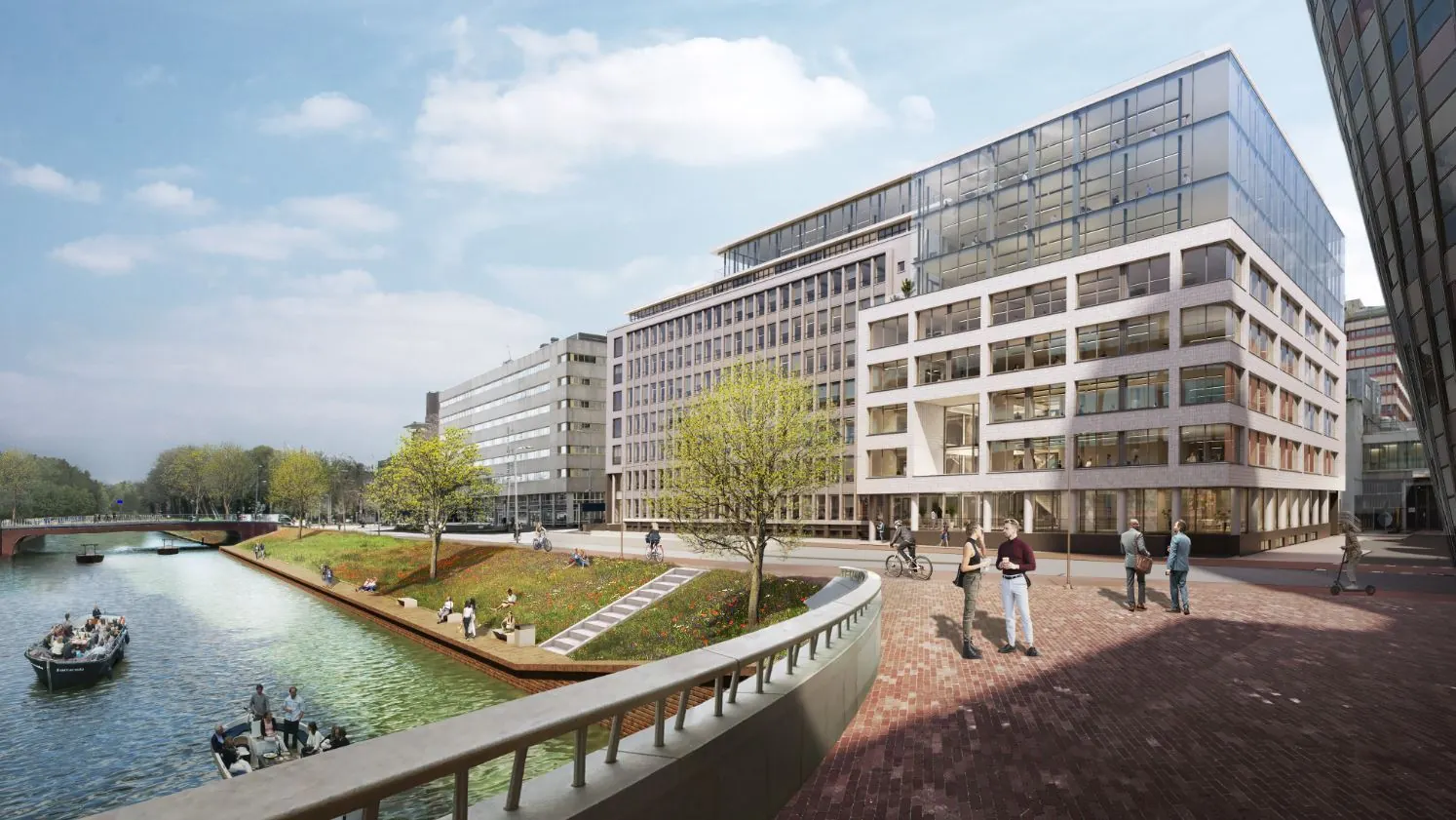 Moderne kantoorgebouwen aan de Catharijnesingel in Utrecht met mensen langs het water en boten in de gracht.