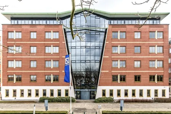 Vooraanzicht van een modern kantoorgebouw aan de Lichtenauerlaan met het logo van Deutsche Bank.