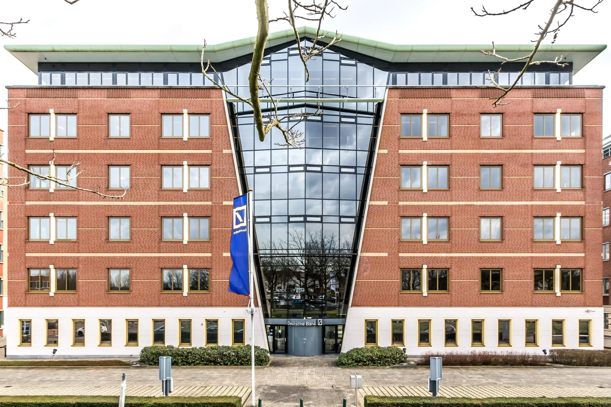 Vooraanzicht van een modern kantoorgebouw aan de Lichtenauerlaan met het logo van Deutsche Bank.