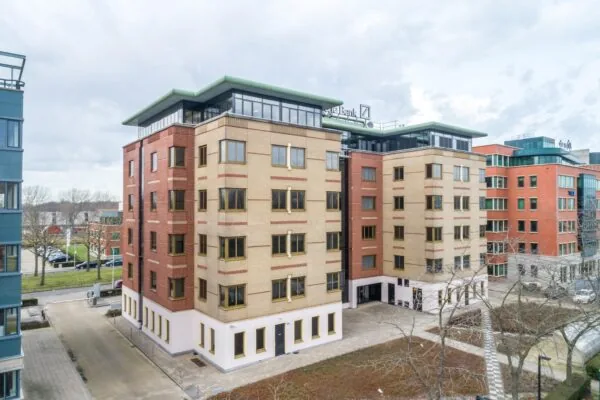 Kantoorgebouw aan de Lichtenauerlaan in Rotterdam met het logo van Deutsche Bank op het dak.