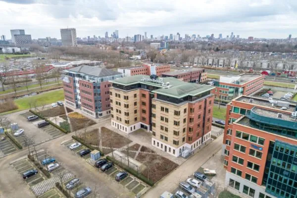 Luchtfoto van kantoorpanden aan de Lichtenauerlaan in Rotterdam, met het Deutsche Bank-gebouw centraal in beeld.