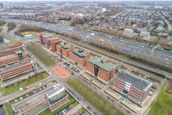 Luchtfoto van het kantoorgebied aan de Lichtenauerlaan in Rotterdam, met zicht op snelweg A16 en omliggende woonwijken.
