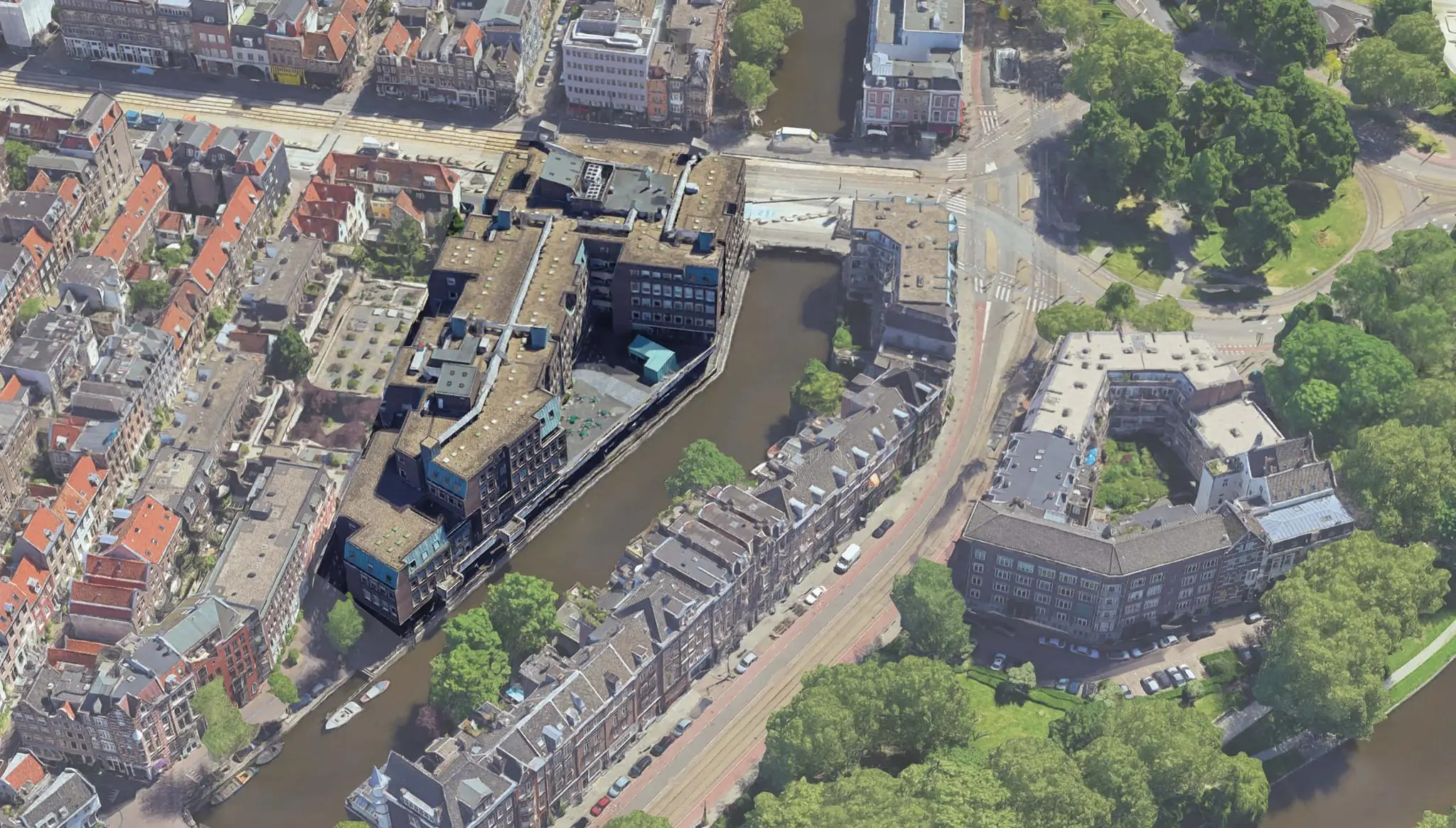 Luchtfoto van de Vijzelgracht in Amsterdam met omliggende gebouwen, grachten en wegen.