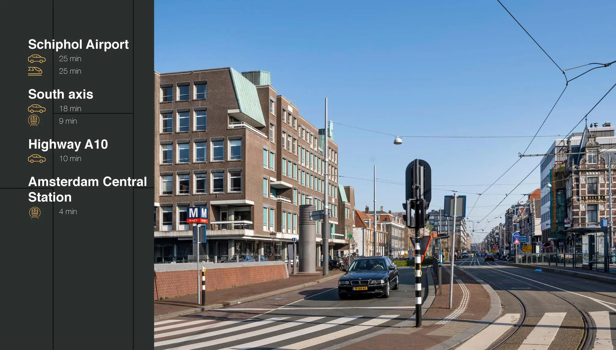 Straatbeeld van de Vijzelgracht in Amsterdam met metro-ingang en omliggende gebouwen op een zonnige dag.